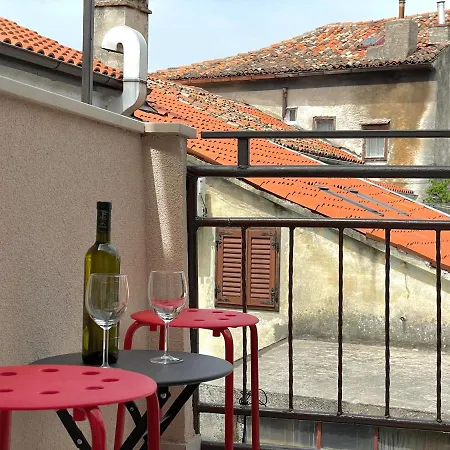Modern In The Old Part Of Town Apartment *
